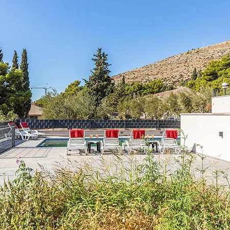 Stunning In Seget Donji Appartement