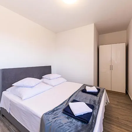 Stunning In Seget Donji Appartement