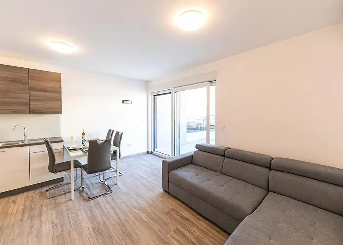 Stunning In Seget Donji Appartement
