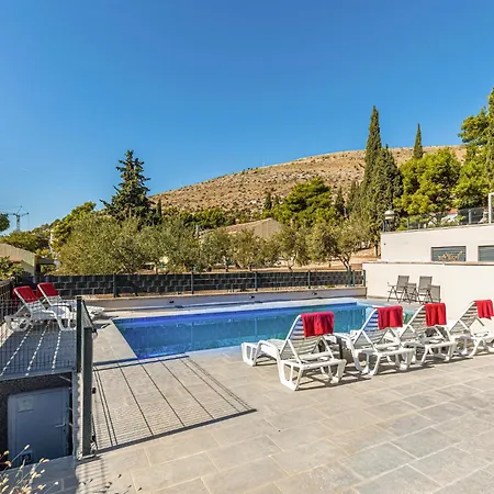 1 Bedroom Cozy In Seget Donji Apartment Trogir